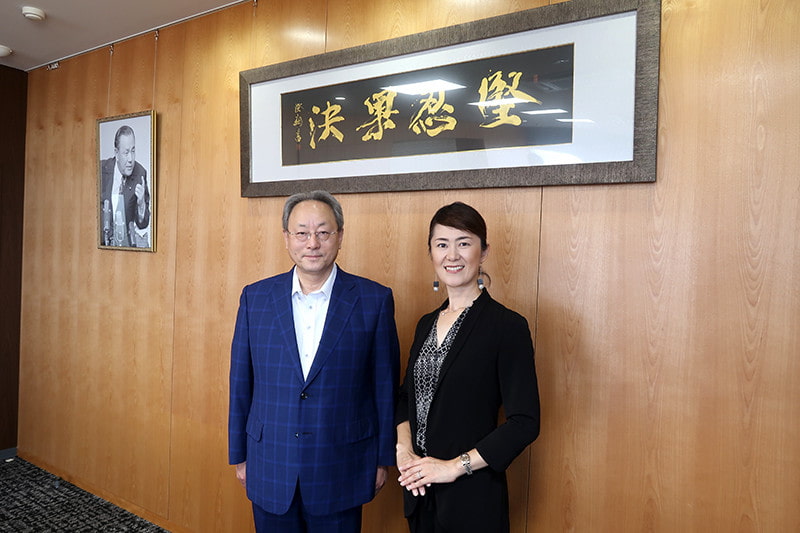 Close up of the 'Ken-nin Ka-ketsu' artwork featuring gold ink on a black background.